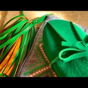 🍀Green Flats paired with matching Clutch…